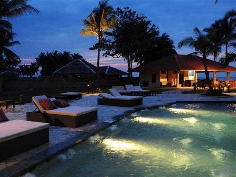 Damai Puri Resort & Spa Kuching Exterior foto The swimming pool at the resort