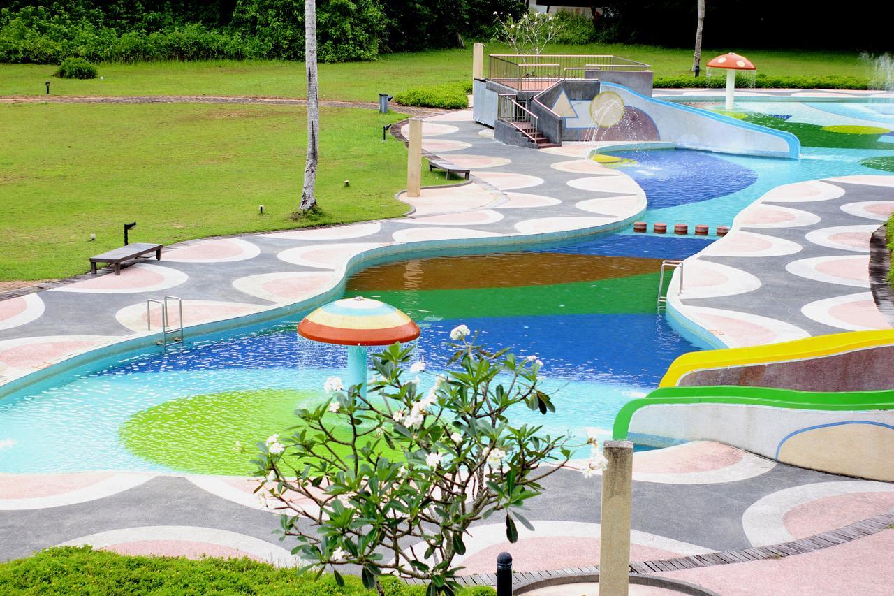 Damai Puri Resort & Spa Kuching Exterior foto The park's artificial river