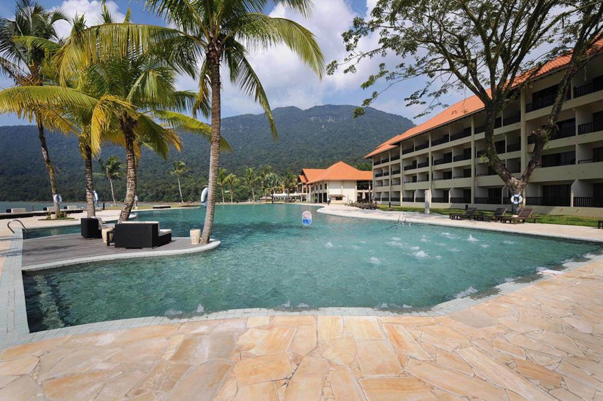 Damai Puri Resort & Spa Kuching Exterior foto The swimming pool at the resort